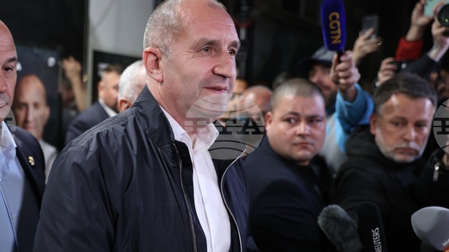 ДПА: Прорускиятекспрезидент Румен Радев е на път да спечели съкрушителна победа на парламентарните избори в България