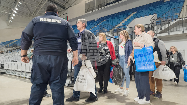 Чувалите с протоколи и бюлетини започнаха да пристигат в „Арена Бургас", но има забавяне, казаха от РИК - Бургас 