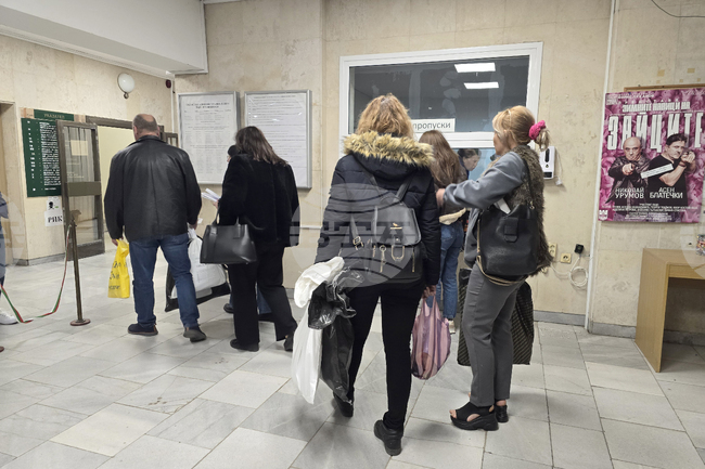 Членовете на секционни избирателни комисии предават изборните книжа в РИК – Ловеч