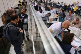 Зала „Арена 8888 София“ - изборни книжа - предаване