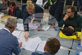 Зала „Арена 8888 София“ - изборни книжа - предаване