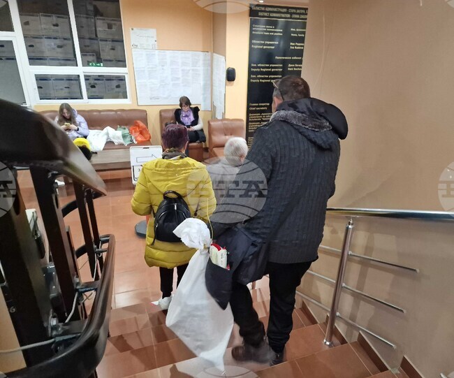 Продължава приемът и обработването на секционни протоколи в Районната избирателна комисия в Стара Загора