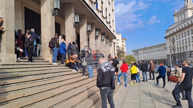 Граждани се редят на опашка пред БНБ, за да закупят новата колекционерска монета, посветена на 150-ата годишнина от Априлското въстание