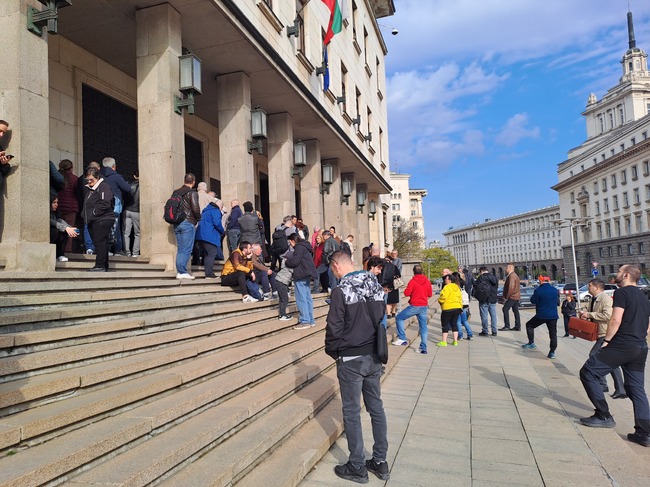 Граждани се редят на опашка пред БНБ, за да закупят новата колекционерска монета, посветена на 150-ата годишнина от Априлското въстание