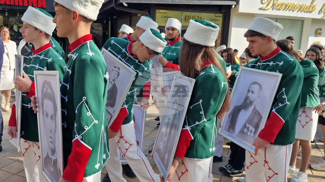 Традиционното ученическо шествие, организирано от Средно училище „Панайот Волов", се провежда в Шумен