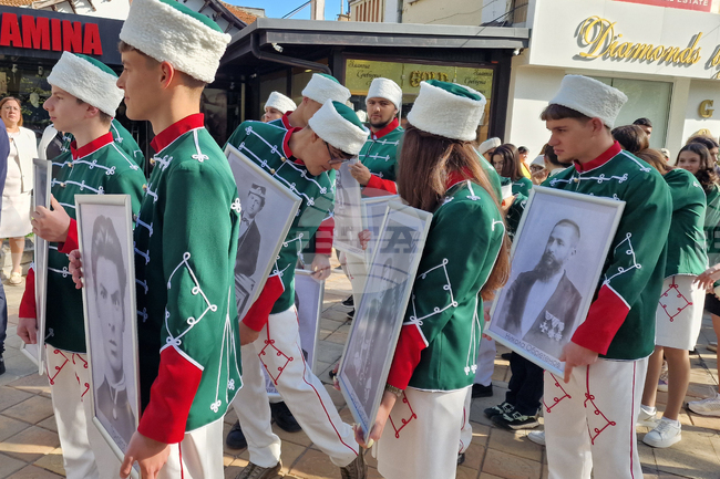 Традиционното ученическо шествие, организирано от Средно училище „Панайот Волов", се провежда в Шумен