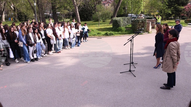 Ученици от столични училища вървят „По стъпките на героите“ в Борисова градина по повод 150-годишнината от Априлското въстание