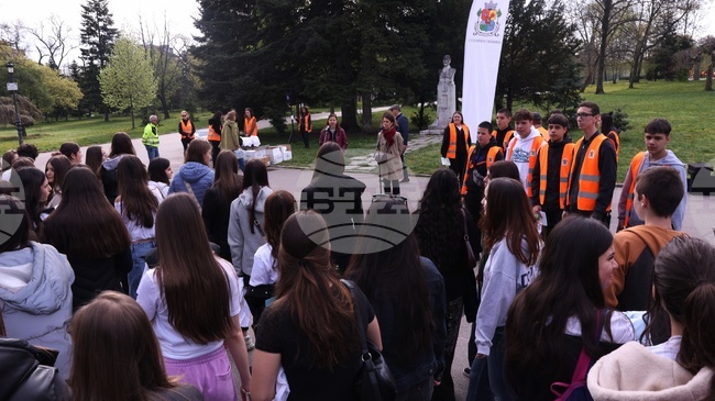 Sofia Students Walk "In the Footsteps of Heroes" to Mark 150th Anniversary of April Uprising