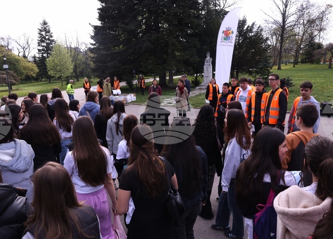 Sofia Students Walk "In the Footsteps of Heroes" to Mark 150th Anniversary of April Uprising