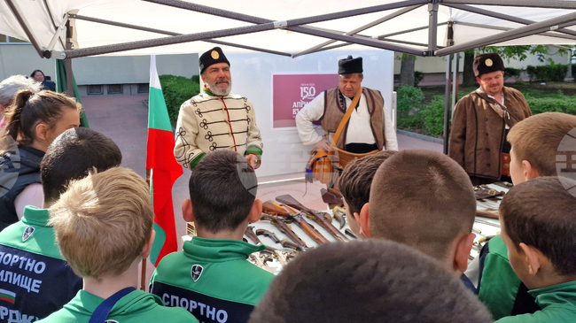 Реликви и факти, свързани с Априлското въстание, бяха представени пред учениците в Спортното училище в Пазарджик 