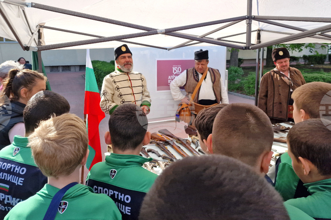 Реликви и факти, свързани с Априлското въстание, бяха представени пред учениците в Спортното училище в Пазарджик 