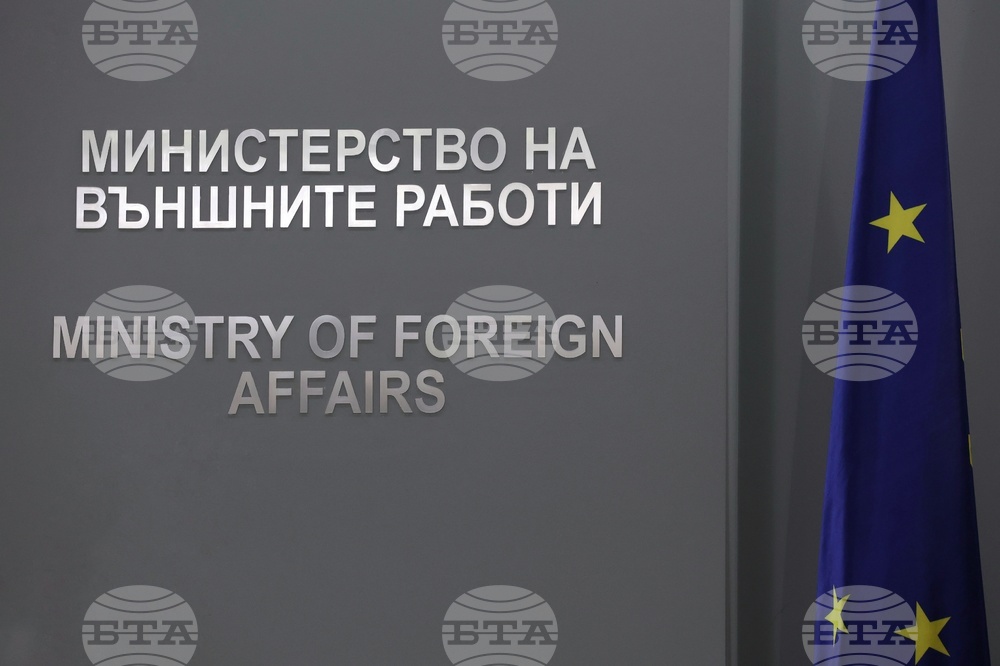 МВнР най-остро осъжда палежа на дипломатически автомобили на посолството на България в Скопие