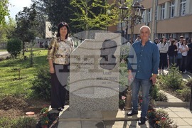 Плевен - Професионална гимназия по туризъм „Алеко Константинов“ - барелеф