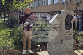 Плевен - Професионална гимназия по туризъм „Алеко Константинов“ - барелеф