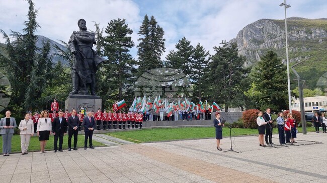 С тържествено шествие и официална церемония на централния площад днес във Враца бе отбелязана 150-ата годишнина от Априлското въстание