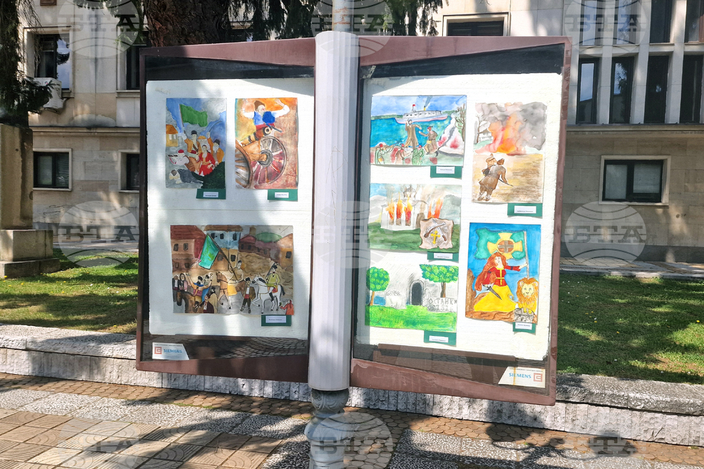 Троян - изложба по повод Априлското въстание и поднасяне на венци