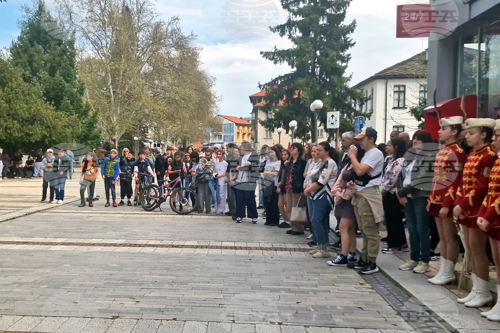 Троян - изложба по повод Априлското въстание и поднасяне на венци
