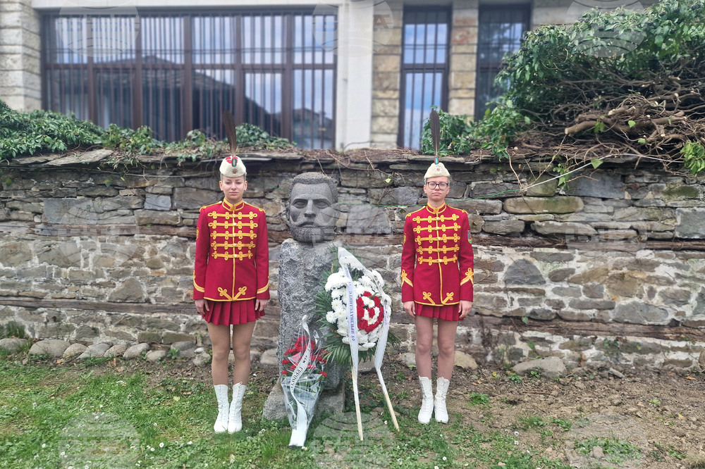 Троян - изложба по повод Априлското въстание и поднасяне на венци