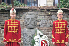 Троян - изложба по повод Априлското въстание и поднасяне на венци