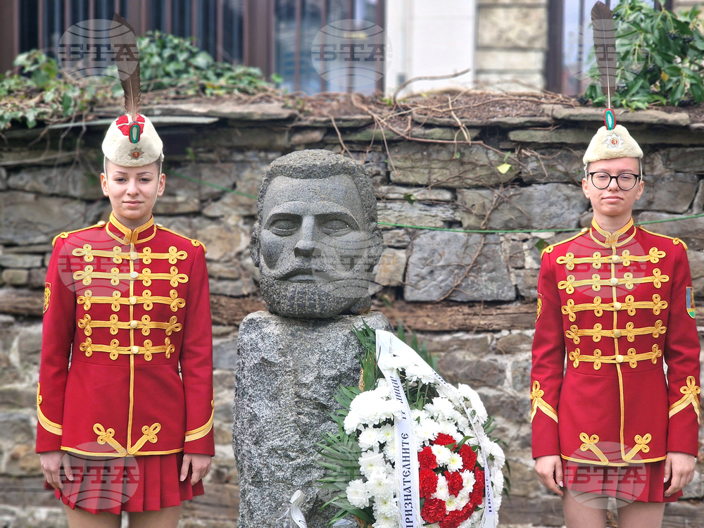 Троян - изложба по повод Априлското въстание и поднасяне на венци