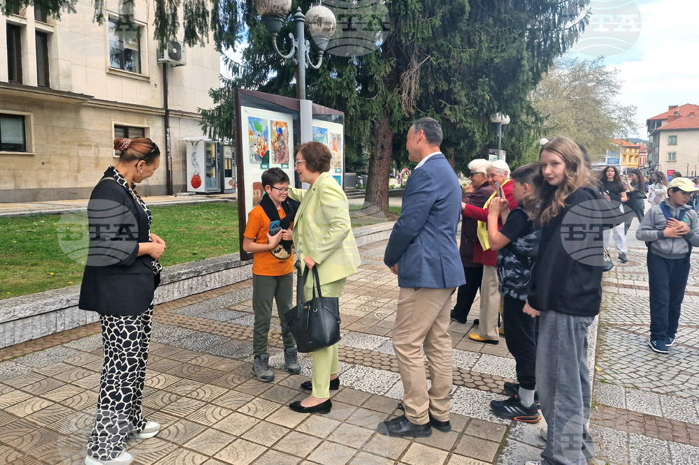 Троян - изложба по повод Априлското въстание и поднасяне на венци