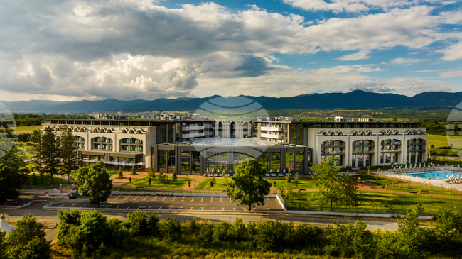 "Kings’ Valley Medical & Spa Hotel" в Казанлъшките минерални бани разполага с конферентен център, даващ възможност регионът да посреща корпоративни събития