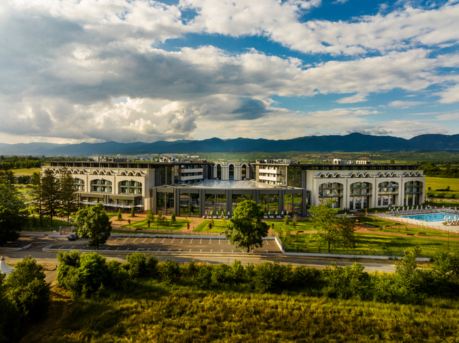 "Kings’ Valley Medical & Spa Hotel" в Казанлъшките минерални бани разполага с конферентен център, даващ възможност регионът да посреща корпоративни събития