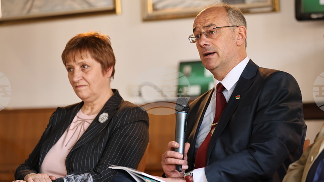 Изданията на БТА и БАН са две текстови крила - академичното и художественото, на националния дух в наши дни, каза чл.-кор. Атанас Семов