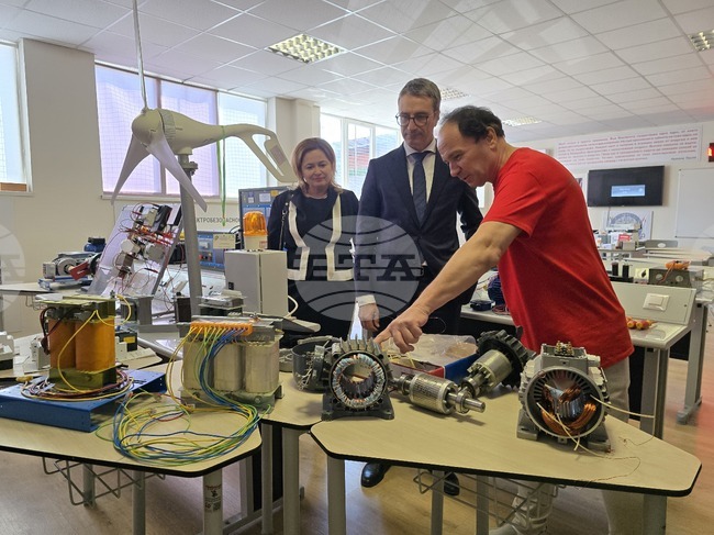Служебният министър Трайчо Трайков откри STEM център в Професионалната гимназия по индустриални технологии, мениджмънт и туризъм в Панагюрище