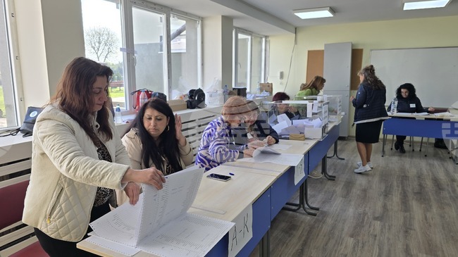 В област Плевен при 100% обработени протоколи „Прогресивна България“ е с 51,8% подкрепа, втори са ГЕРБ-СДС с 12,8%