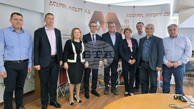 Служебният министър Трайчо Трайков разгледа новата топкова мелница в обогатителната фабрика на „Асарел-Медет“ АД в Панагюрище