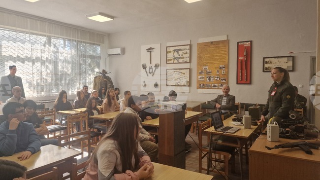 Близо 500 ученици проследяват „Пътищата към свободата“ в урок по история и родолюбие, организиран от музея и Военното окръжие в Разград