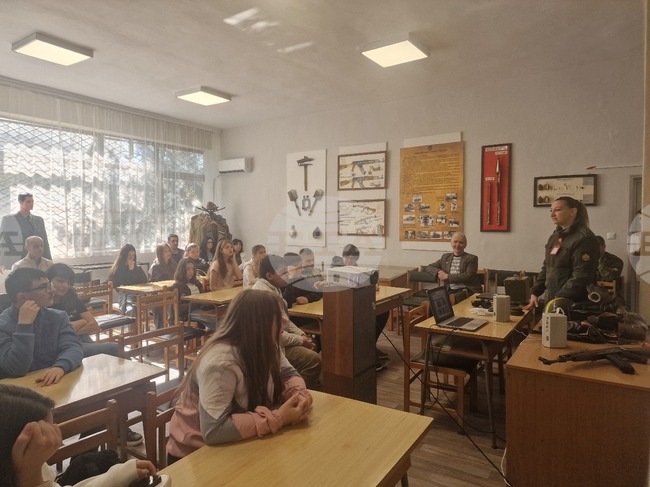 Близо 500 ученици проследяват „Пътищата към свободата“ в урок по история и родолюбие, организиран от музея и Военното окръжие в Разград