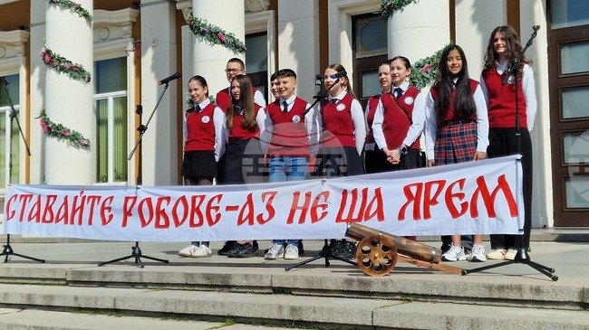 С патриотичен рецитал Основно училище „Св. Иван Рилски“ в Перник отбеляза годишнината от Априлското въстание