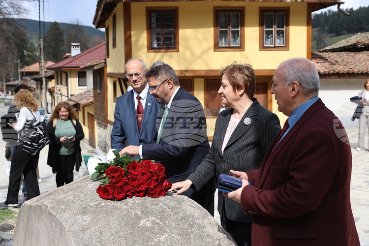 BTA, Academy of Sciences Representatives Pay Floral Tribute at Site of April 1876 Uprising First Gunshot
