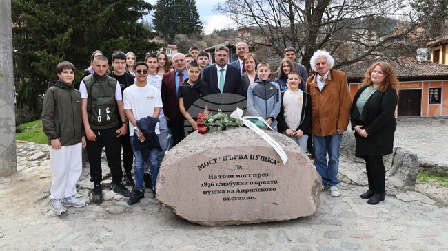 На моста „Първа пушка“ в Копривщица бяха поднесени 20 рози от представители на БТА и БАН