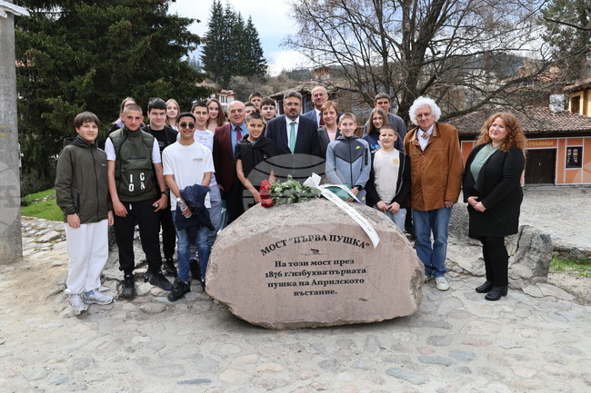 На моста „Първа пушка“ в Копривщица бяха поднесени 20 рози от представители на БТА и БАН