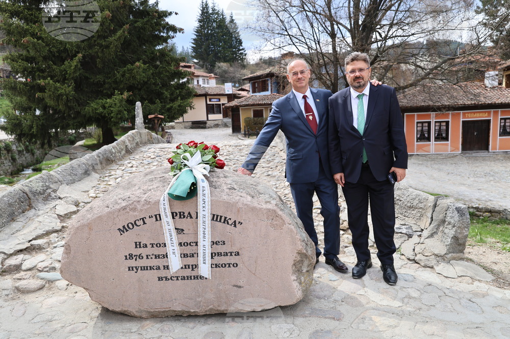 Копривщица - 150 години Априлско въстание - БТА - БАН - мост „Първа пушка“ - поднасяне на цветя