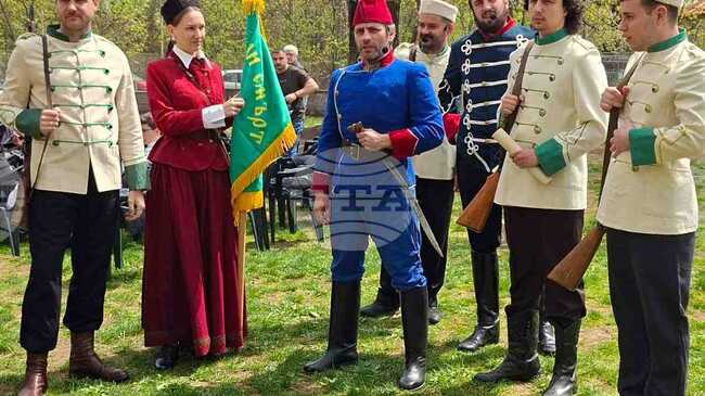 Врачанският театър представи в столичното Пето основно училище „Иван Вазов“ възстановка на Априлското въстание