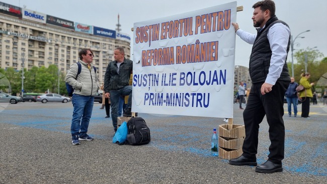 Акция в подкрепа на румънския премиер Илие Боложан се провежда пред сградата на правителството в Букурещ