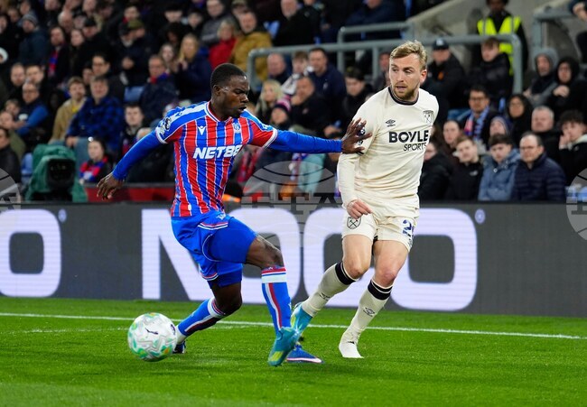 Кристъл Палас завърши наравно с Уест Хям и Уулвърхямптън изпадна от Висшата лига на Англия