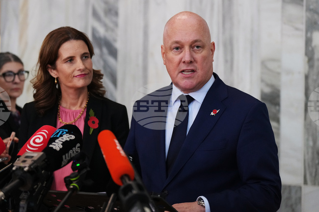 Новозеландският премиер Кристофър Лъксън оцеля при вътрешнопартиен вот за лидер месеци преди парламентарните избори