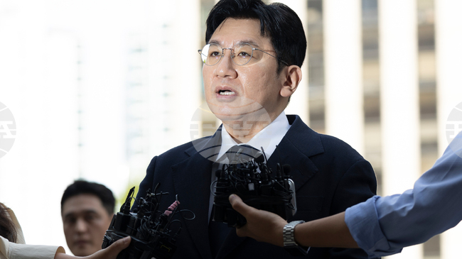 Продуцентът на кей-поп групата BTS е издирван от полицията заради измами