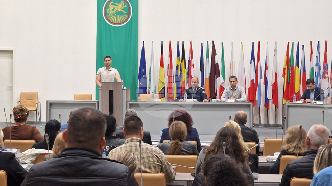 Цената на дървата за огрев остава в размер на 37 евро за кубичен метър, съобщи директорът на ДГС - Стара Загора Иван Чергеланов