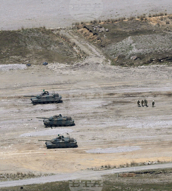 Трима японски военнослужещи загинаха при експлозия на снаряд вътре в танка им 