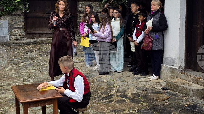 Ученици от Пето СУ „Георги Измирлиев“ в Благоевград представиха историческа възстановка, посветена на патрона на училището им