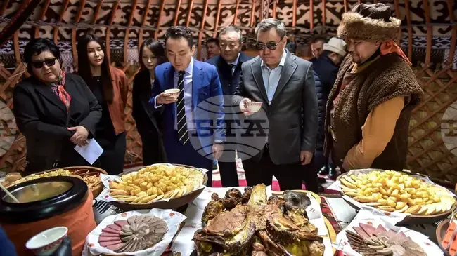 КАБАР: Президентът на Киргизстан и основател на блокчейн платформа присъстваха на етнокултурна програма, представяща номадското наследство 