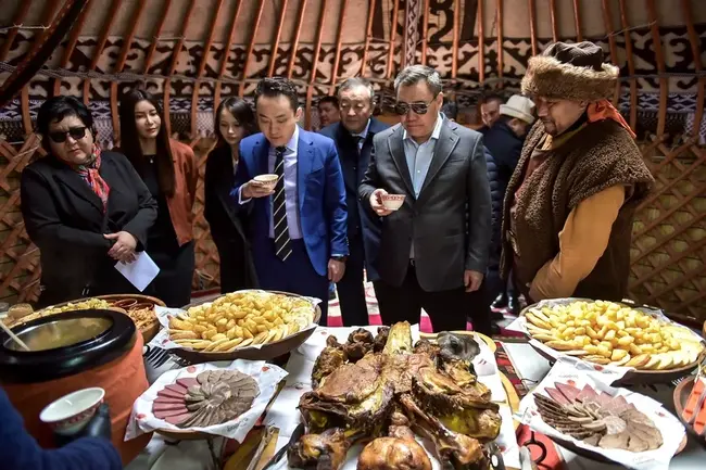 КАБАР: Президентът на Киргизстан и основател на блокчейн платформа присъстваха на етнокултурна програма, представяща номадското наследство 