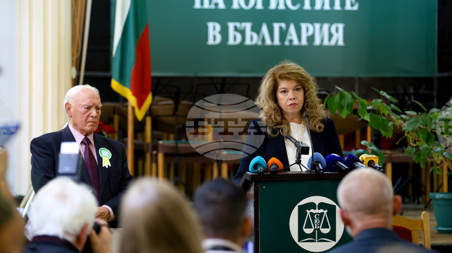 Ако съдебната власт не работи и отново е политически обвързана, гражданите няма да дочакат справедливост, каза президентът Илияна Йотова