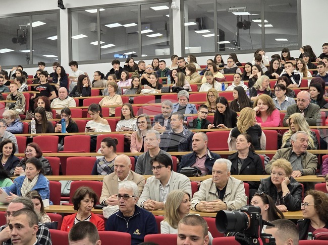 Медицинският университет в Плевен беше домакин на среща с проф. Атанас Семов, на която бяха представени филм и книга за Априлската епопея